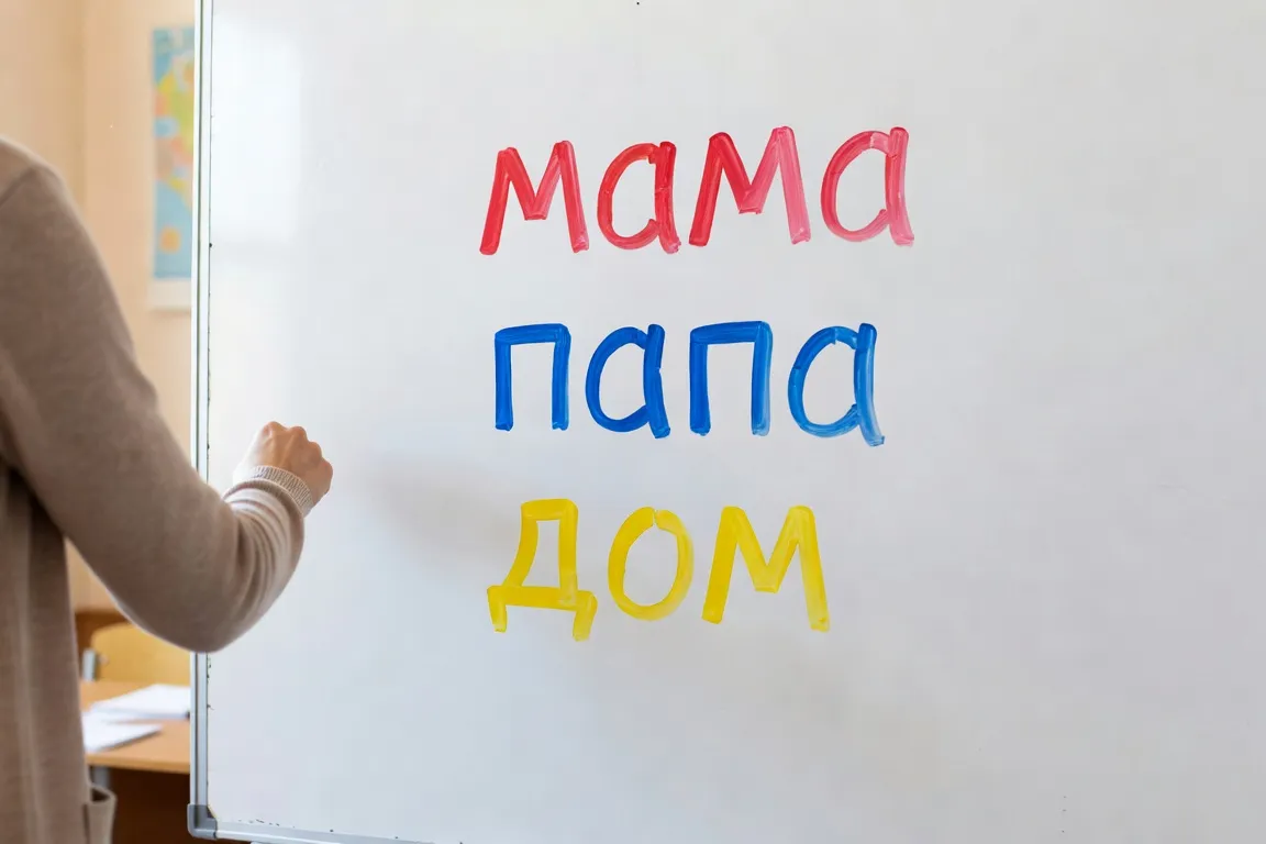 Enfant bilingue lisant un livre russe avec sa mère dans un appartement strasbourgeois